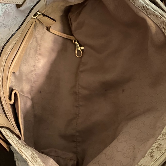 Michael Kors monogram shoulder bag. - Picture 4 of 8